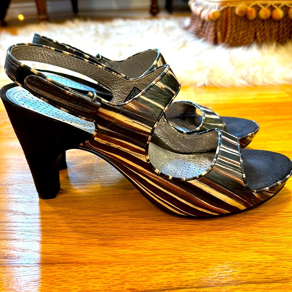 Gorgeous sexy TSUBO Ina leather and suede sandals with 3 3/4” heel